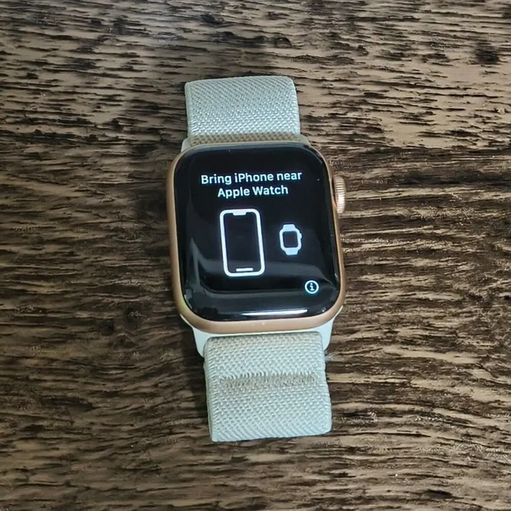 Apple Watch SE 1st Gen Rose Gold w/ charging dock and bands